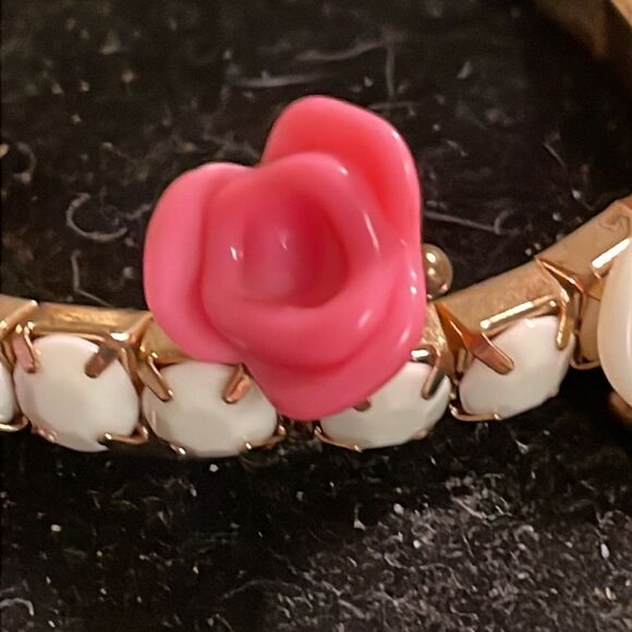 3” gold tone stretch bracelet w/faceted white links & 3 resin flower charms - Picture 4 of 10